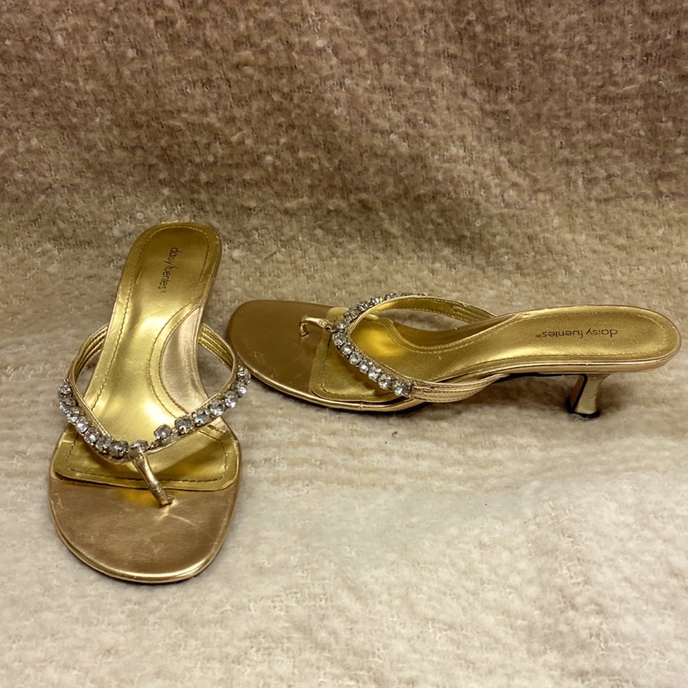 Daisy Fuentes gold 8.5 kitten heel